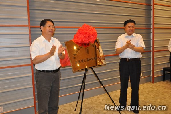 副县长刘军,赵学陪同考察.