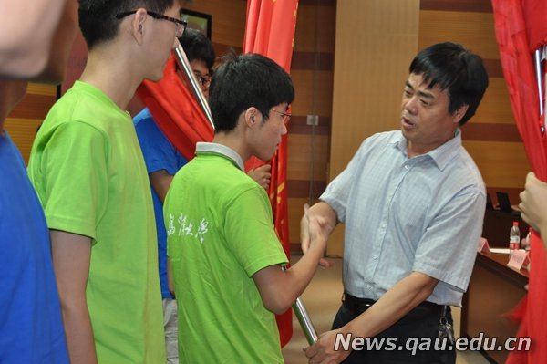 我志愿参加大学生社会实践,响应学校号召、牢记活动宗旨、遵守活动纪律、传播先进文化、展现青岛农大风采7月16日下午,在庄严的宣誓声中,青岛农业大学副校长王伟为学校2014年大学生志愿者暑期三下乡社会实践各学院团队授旗,标志着由16000余名大学生组成的青岛农业大学2014年大学生志愿者暑期三下乡社会实践团队正式出征,走向社会,开展丰富多彩的社会实践活动。 青岛农业大学2014年大学生志愿者暑期三下乡社会实践出征仪式暨机关事业单位见习营开营仪式在学术会馆第一报告厅举行,仪式由校团委副书记王峰
