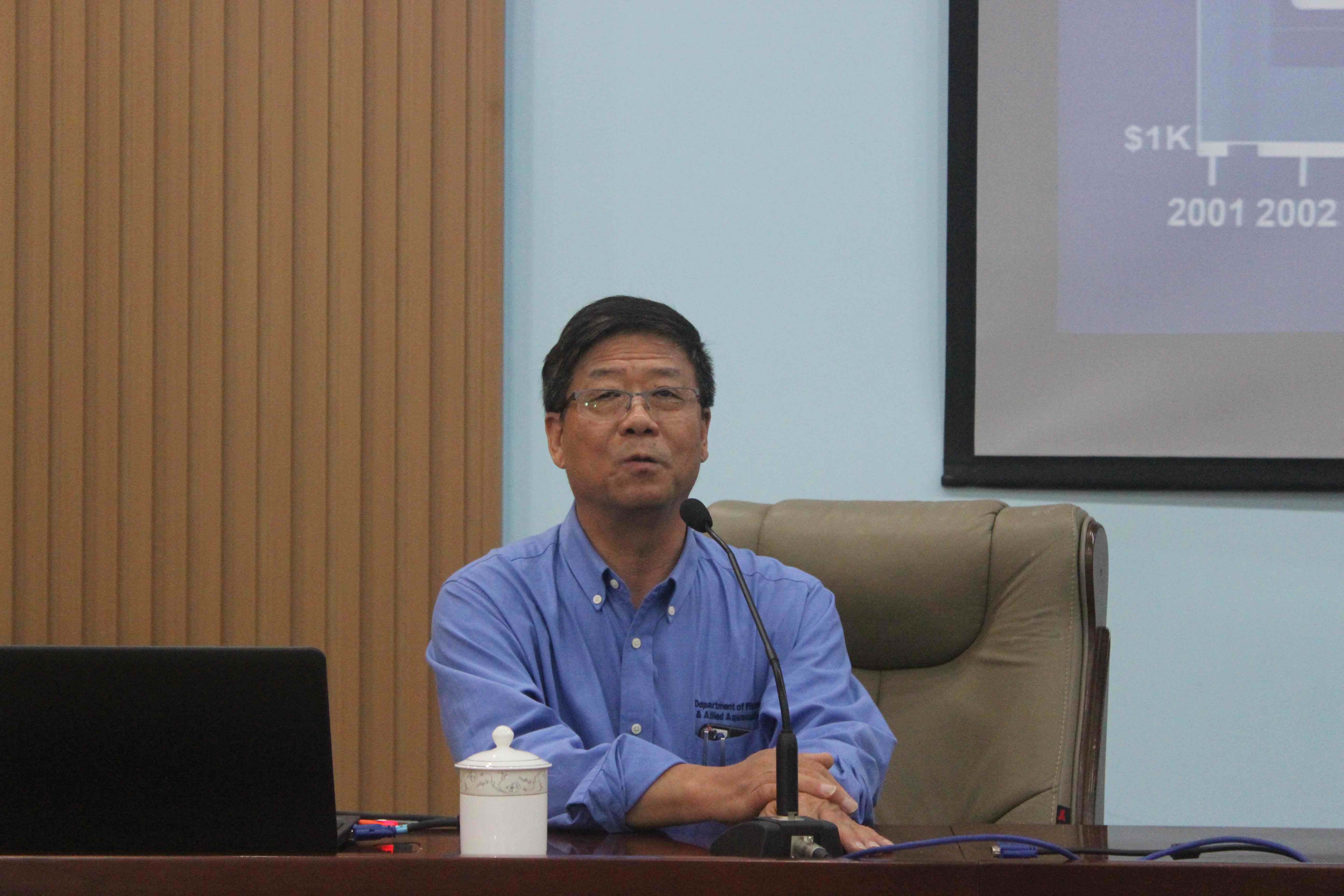 9月19日,美国奥本大学副校长刘占江教授来访青岛农大。校党委书记李宝笃、校长宋希云、副校长原永兵分别会见了刘占江教授。 校领导对刘占江副校长的来访表示热烈欢迎,对他为两校交流与合作、指导我校水产学科的建设与发展所作的贡献表示感谢。 刘占江对我校取得的新成绩和新发展表示赞赏,高度评价了学校赴奥本大学留学的学生,对我校水产学科建设和两校的合作与交流提出了新的建议。 上午,刘占江教授在学术会馆第三报告厅为海洋科学与工程学院师生作了题为《Toward fish and chips: Aquaculture gen