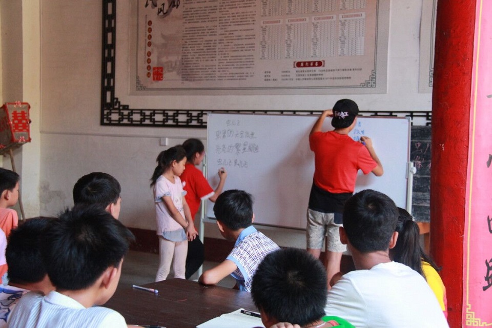 7月24日至8月11日,青岛农业大学动物科技学院、动物医学院微光志愿服务队来到江西省吉安市碧洲镇良岗村,进行了为期21天的支教活动。 用心关怀,用爱行动,我希望这次支教活动可以带给孩子们不一样的假期,在这里我们希望教给他们一些有用的知识,同时我们也在努力、学习、成长。微光志愿服务队队长杨乃喜说道。 志愿者与当地村委合照,村委欢迎志愿者们的到来 传递爱心与希望 志愿者们初到良岗村便受到了村民的热烈欢迎。大家听说志愿者要开设夏令营,很多家长都带着孩子前来咨询和报名。根据孩子们年级不同,志愿者们把孩子们分为