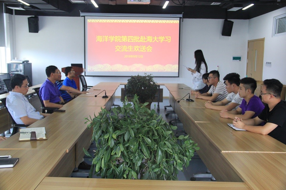 艺术与设计学院学生党支部组织观看湖北省第十二次党代会开幕式