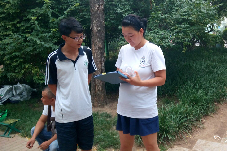 大众网青岛7月24日讯 (记者 刘秋怡 通讯员 王伟峰)7月21日,青岛农业大学化学与药学院单车共享实践队来到城阳、黄岛、即墨三地,在人群较密集的居民区、商业区展开调研,以街头采访、发放问卷等方式了解共享单车使用现状以及存在问题。 到达预定地点后,队员们选择如路口、商店门口等人群聚集处发放调查问卷展开调研,问卷中包含对影响共享单车使用因素的选择、对共享单车违规行为的判断、对采用何种措施维护共享单车的建议收集等。随后,队员们通过采访和整理,对不同年龄段人群对共享单车的不同看法进行归纳和总结。 据了解,共