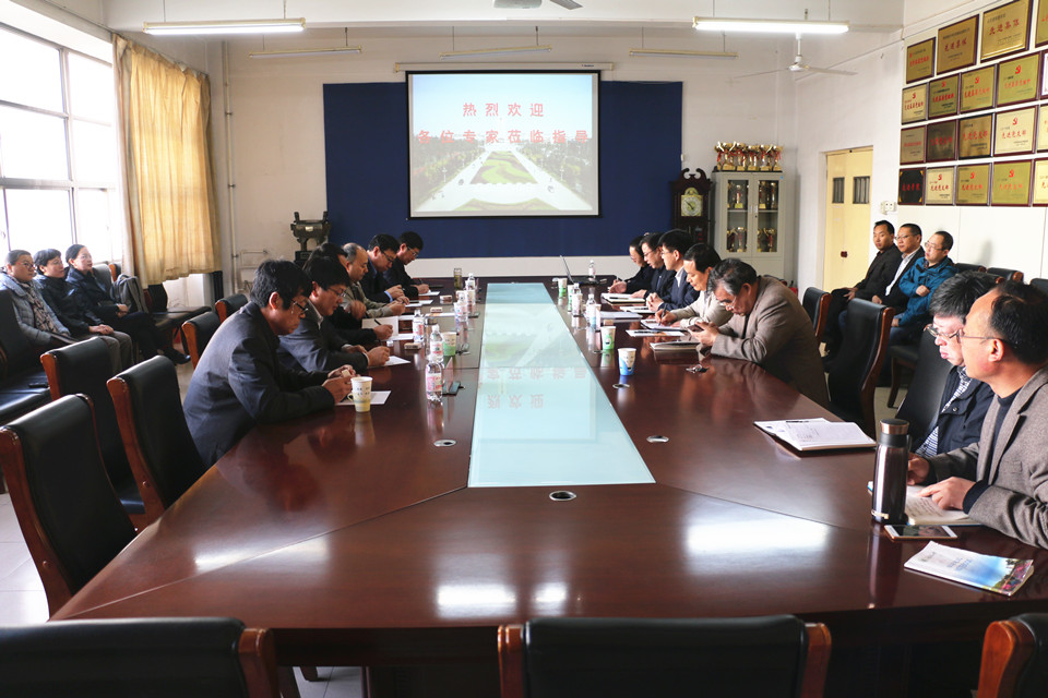 4月9日上午,青岛农业大学农学与植物保护学院作物学一级学科建设规划专家咨询会举行。副校长杨同毅教授出席咨询会。 咨询会由我校校友、中国农业大学农学院副院长刘庆昌教授主持,特邀南京农业大学农学院党委书记戴廷波教授、河北农业大学教务处处长李存东教授、山西农业大学农学院院长高志强教授、沈阳农业大学徐正进教授、山东农业大学李斯深教授出席。 会上,我校作物学学科负责人赵长星教授就作物学学科构成、学科团队建设、学科研究进展、人才培养情况、学科建设规划等内容进行了汇报,针对学科发展存在的问题作了重点分析。他指出,作为青