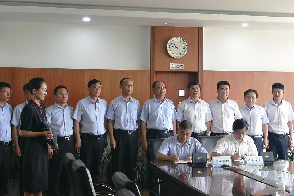 8月16日,青岛农业大学与青岛国际机场集团有限公司签署战略合作框架协议。青岛农业大学党委书记李宝笃、校长宋希云,青岛国际机场集团有限公司董事长焦永泉、副总经理朱堂等共同出席签约仪式。校长宋希云代表学校与青岛国际机场有限公司副总经理朱堂共同签署战略合作框架协议书。 李宝笃简要介绍了学校近年来取得的发展成就。他表示,学校将按照优势互补、重点突出、相互促进、整体规划、分步实施的原则,充分发挥学校科研、技术、人才优势,与青岛机场的平台、品牌和资源优势紧密结合,围绕苜蓿标准化种植、机场高端食品研发、机场文化设计、组