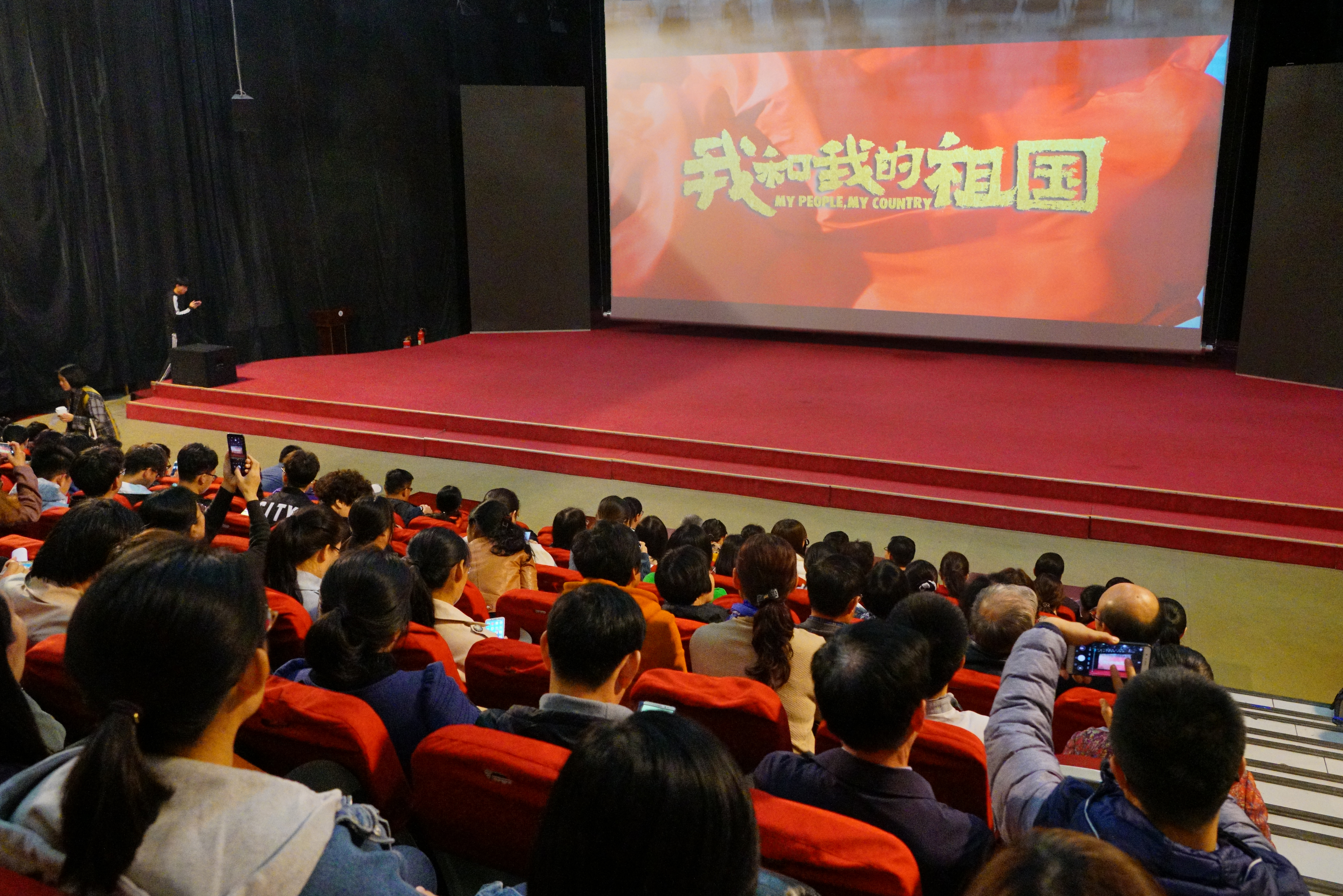 电影《峰爆》累计票房突破2.7亿 中秋档票房冠军助力市场回温