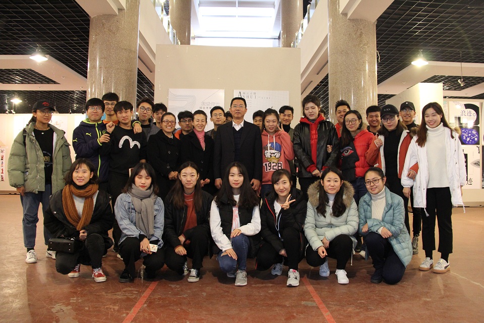 前,2014级视觉传达设计专业的同学前往华东三省四地进行专业综合考察,2015级同学前往北京考察,感受来自古代和现代两个维度的艺术体验,理解图文创意在视觉传达设计中的重要地位及作用。挖掘传统文化内涵,注重古典元素在设计中的延续与运用;了解商业文化以及视觉传达设计行业的最新设计动态,力求掌握更多设计方面的实践经验,拓宽视野,提升学生的设计水平。 学生实习作品展示 本次展览展出的实习作品,蕴含着学生对传统与现代设计的理解与感悟,是学院视觉传达设计专 实践教学成果的精彩呈现,是课程教学改革的重要举措,提高了