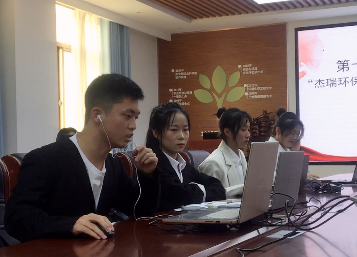 青岛农业大学学生在省大学生科技节环保创意大赛中获佳绩