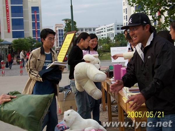 募捐现场同学们踊跃捐助