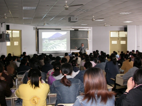 Kurt Werth先生为师生做报告