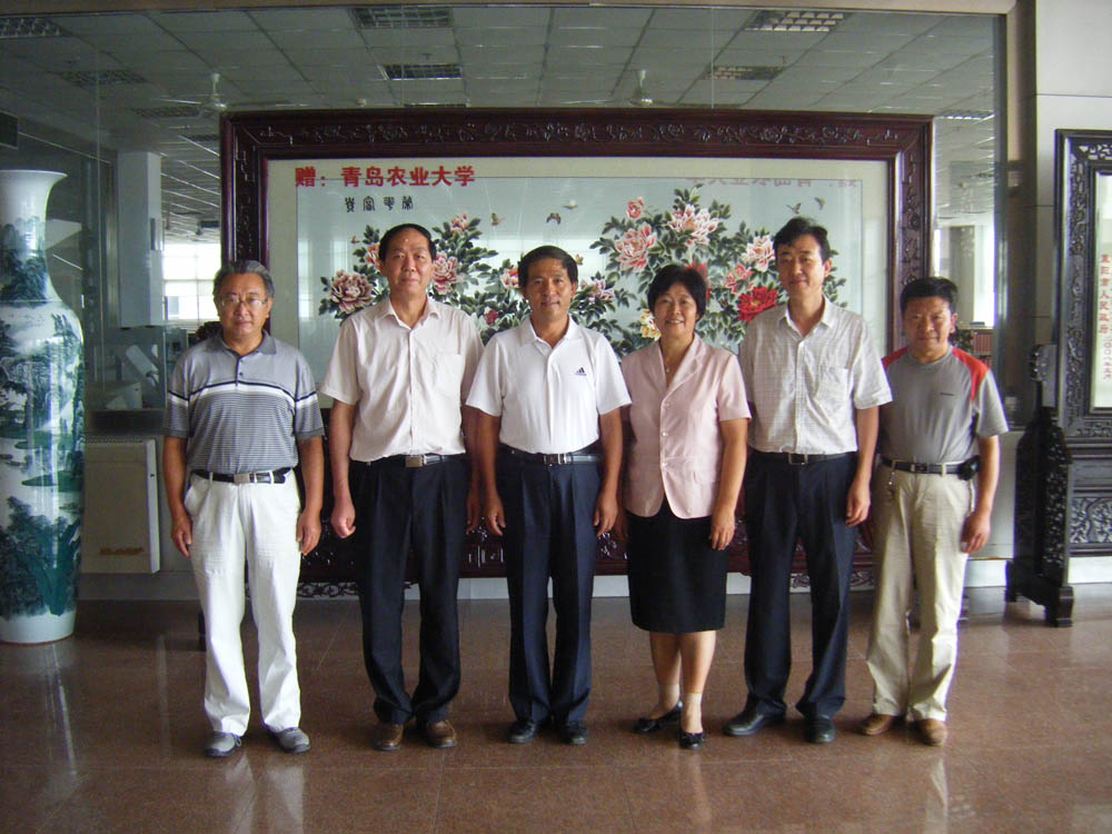 原永兵副校长（左三），张乐萃馆长（右三）同王树迎（左二）一行合影留念