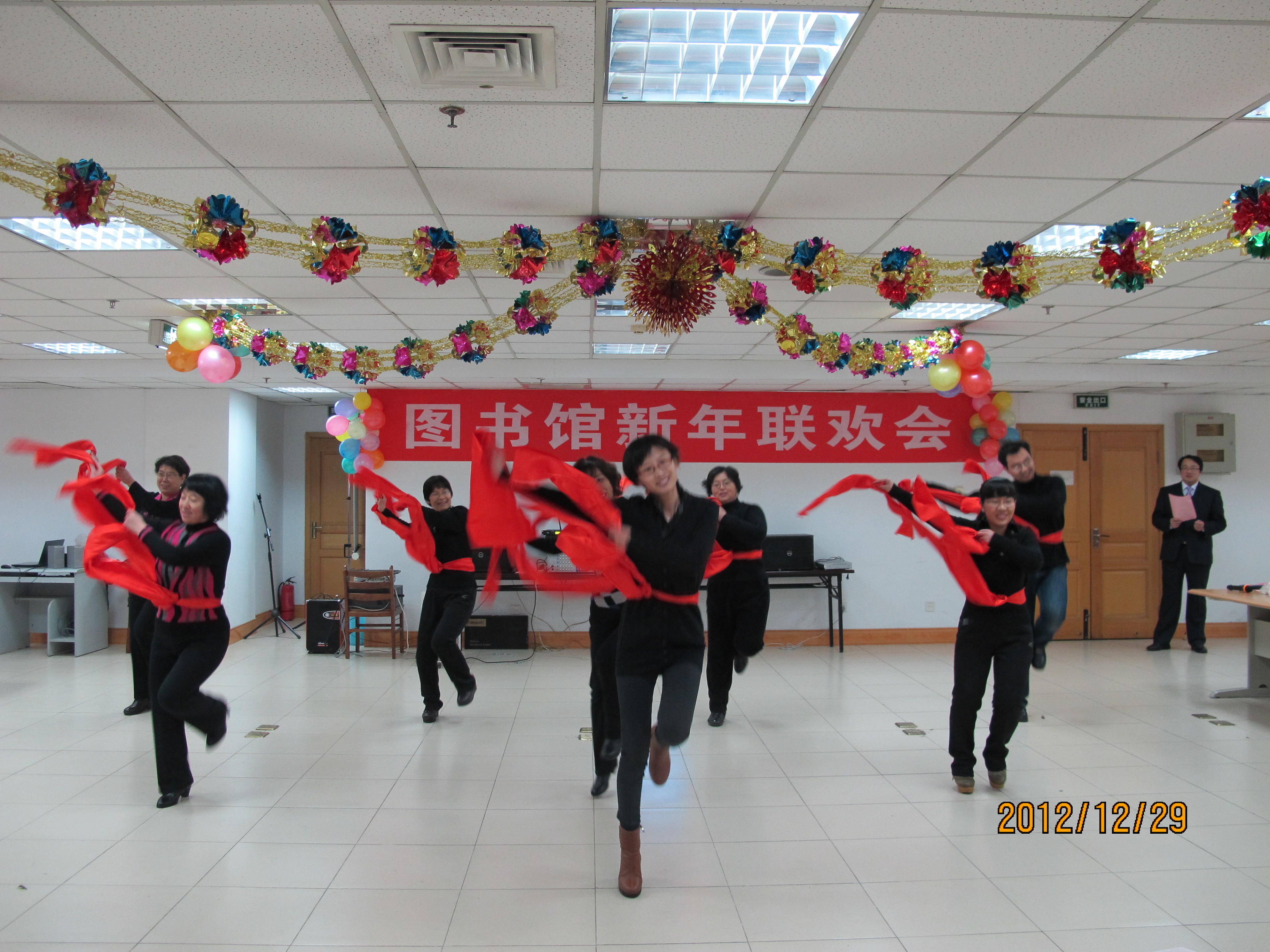 图书馆老师的舞蹈表演