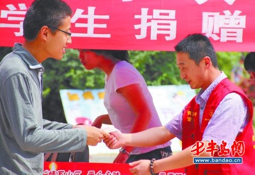 捐衣捐书，爱心传到贵州