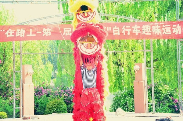 5月23日下午，自行车协会承办的“在路上”第一届自行车趣味运动会开幕式在知音广场开幕