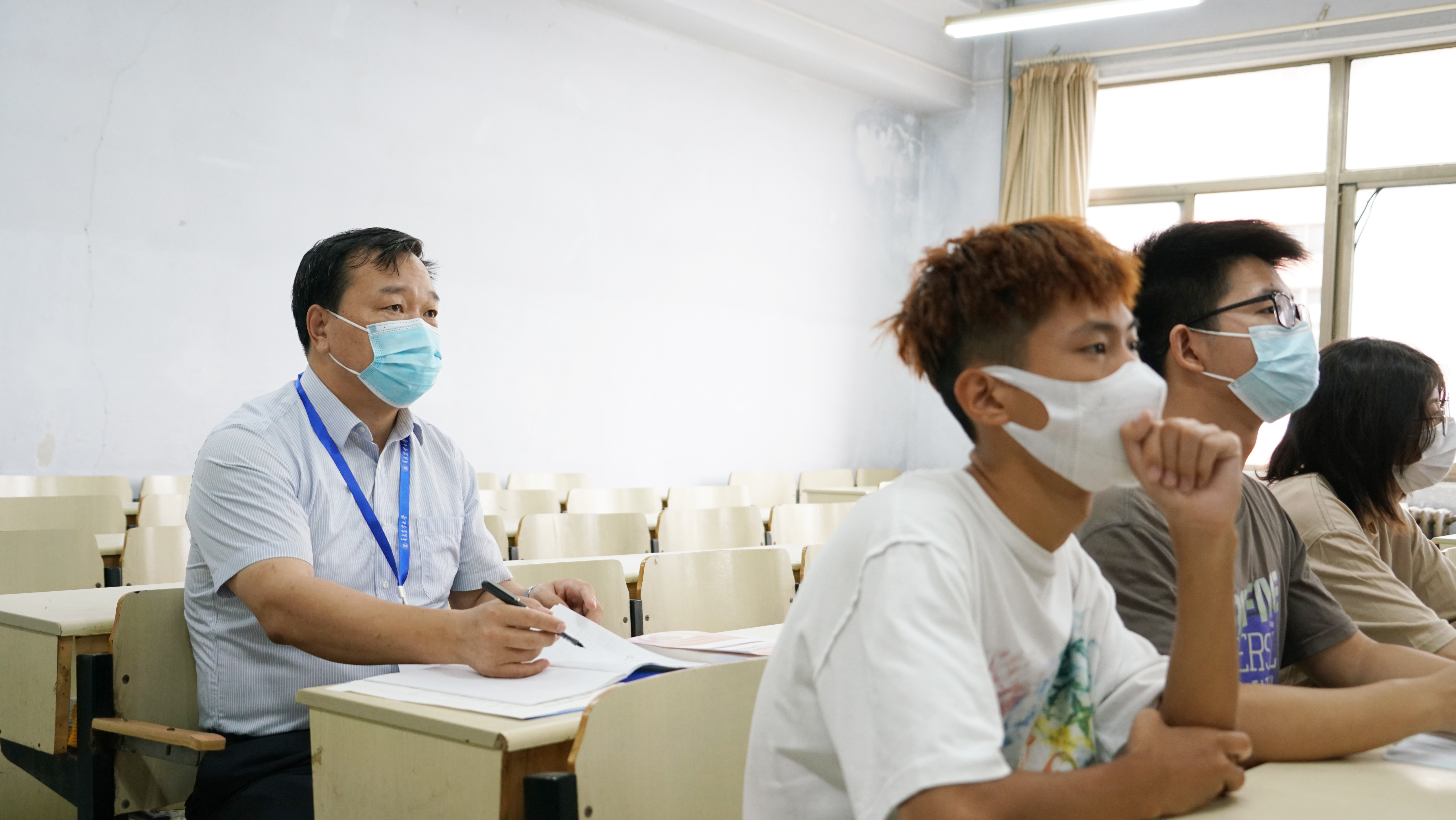 新学期开启 校领导深入课堂听课调研