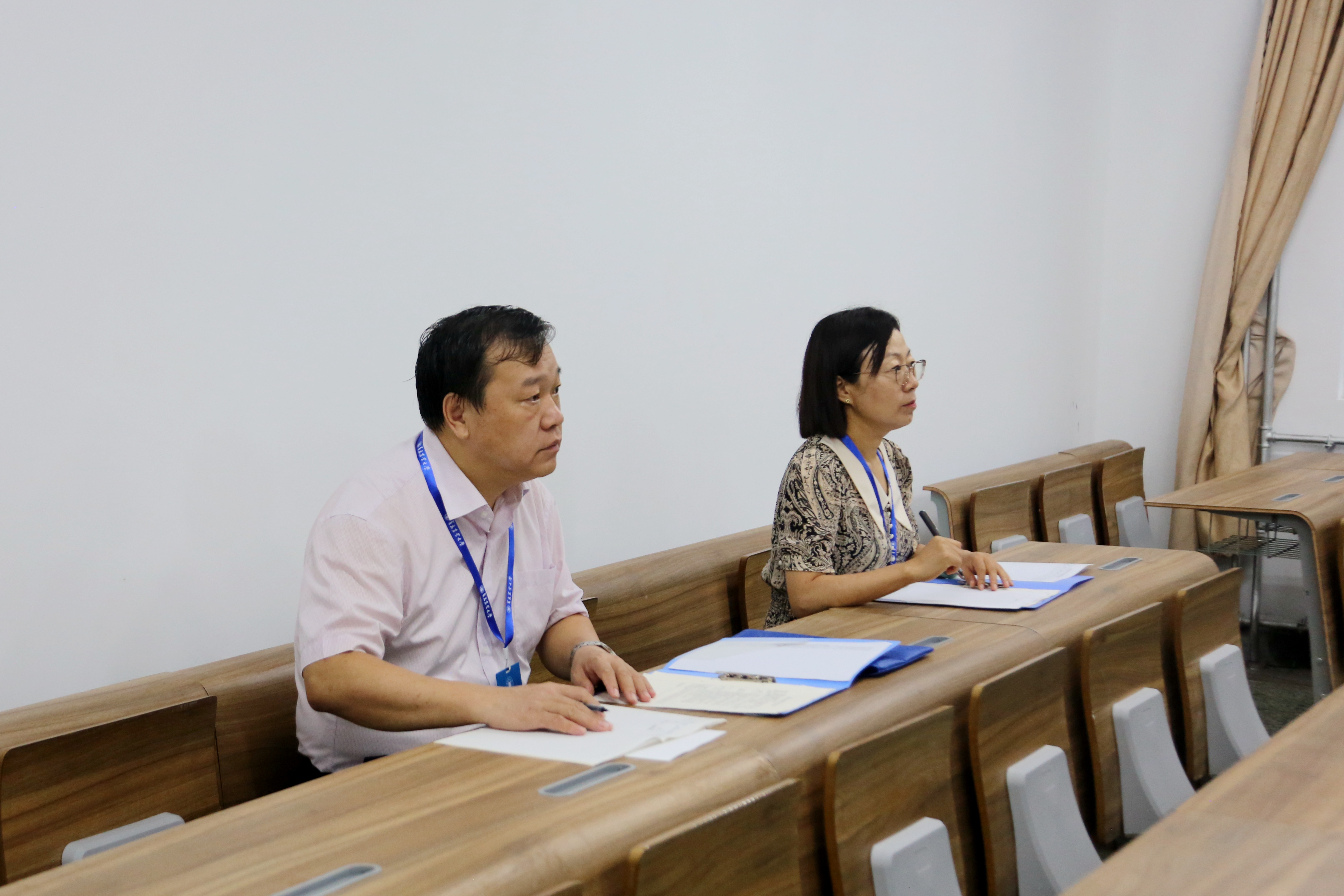 学校领导深入教学一线听课调研