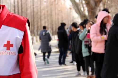 献血情浓，爱暖青农（组图）
